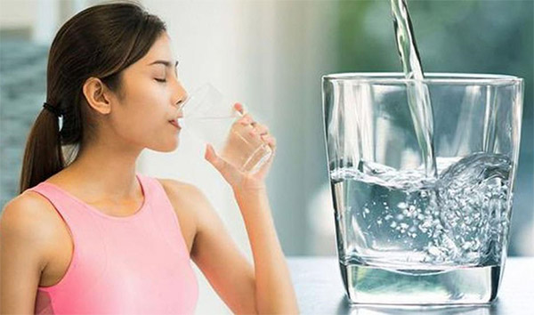 Một cách làm giảm hồi hộp tim đập nhanh đơn giản mà bạn có thể áp dụng tại nhà là uống đủ nước mỗi ngày